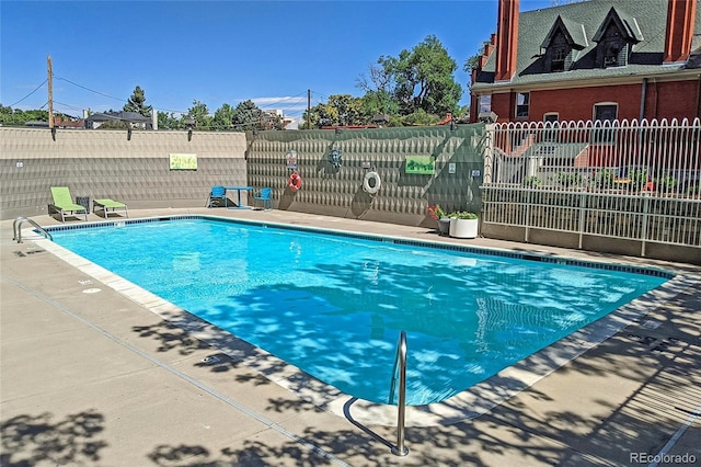 view of swimming pool