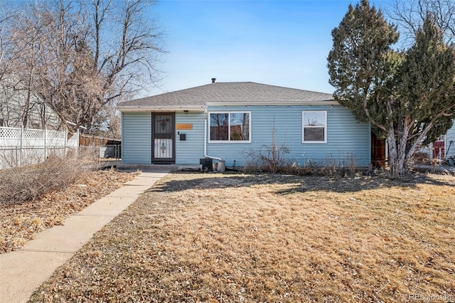 view of front of house with fence and a front lawn