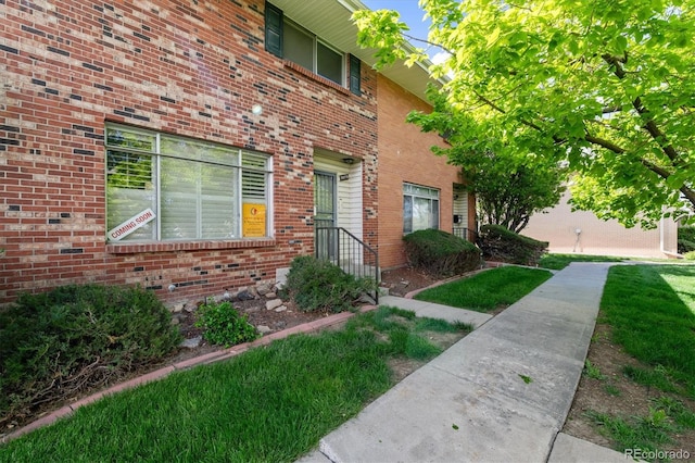 exterior space featuring a front yard