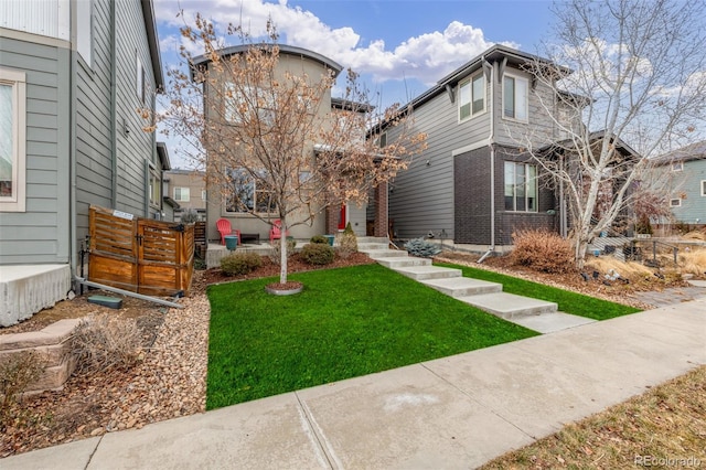 view of front of property featuring a front yard