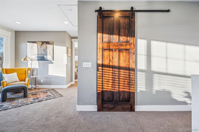 sitting room featuring carpet floors, a barn door, recessed lighting, and baseboards