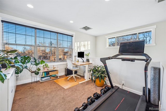 exercise area with carpet floors, baseboards, visible vents, and recessed lighting