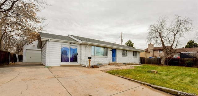 single story home with a front lawn