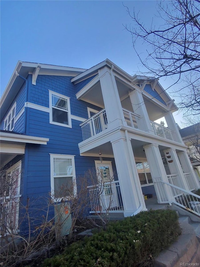 view of front of property featuring a balcony