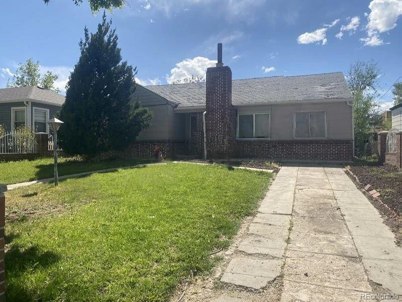 single story home featuring a front yard