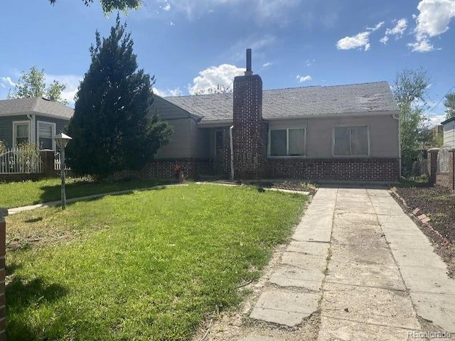 single story home featuring a front yard