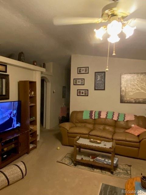 carpeted living room featuring ceiling fan