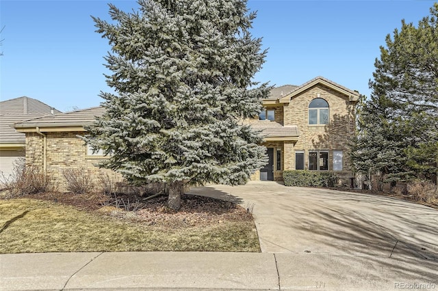 view of front of home featuring a front lawn