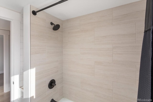 bathroom featuring tiled shower / bath combo