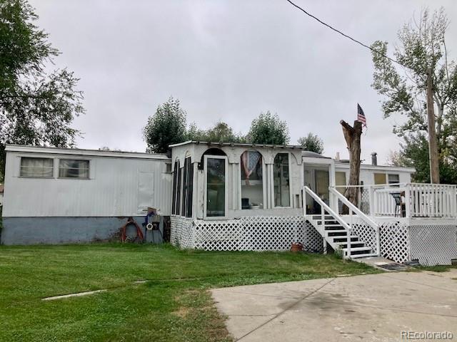 view of front facade featuring a wooden deck and a front lawn