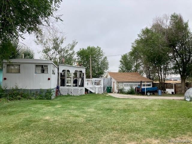 view of yard featuring an outdoor structure