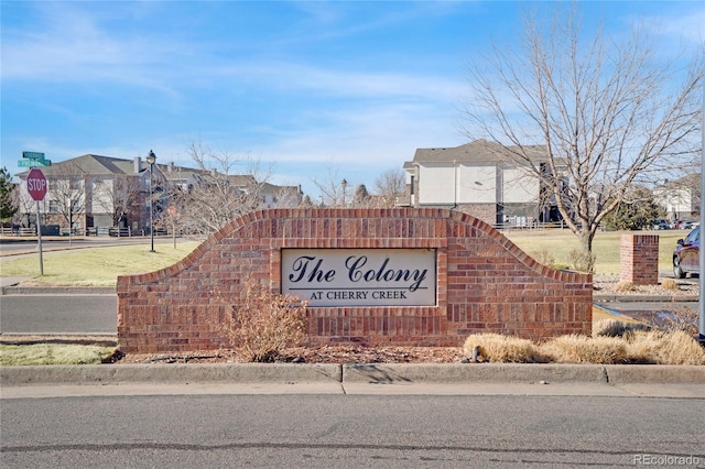 community / neighborhood sign with a residential view