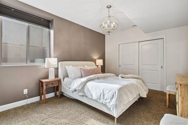 carpeted bedroom featuring an inviting chandelier, baseboards, and a closet