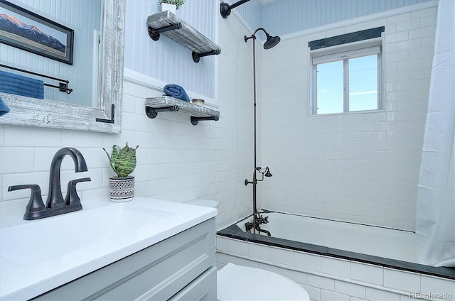 bathroom featuring shower / bathtub combination with curtain, vanity, backsplash, and toilet
