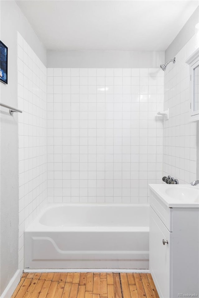 bathroom featuring vanity and tiled shower / bath