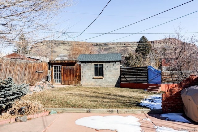 view of yard with a storage shed