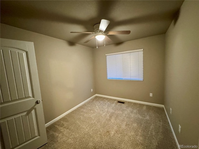 carpeted empty room featuring ceiling fan