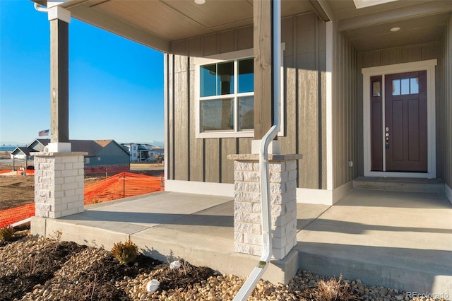 property entrance featuring a porch