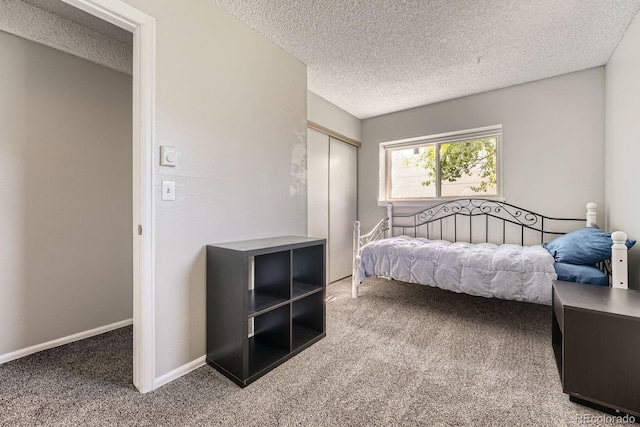 15531 E Jewell Pl, Aurora, CO 80013 - bedroom with carpet floors, a textured ceiling, a closet, and baseboards