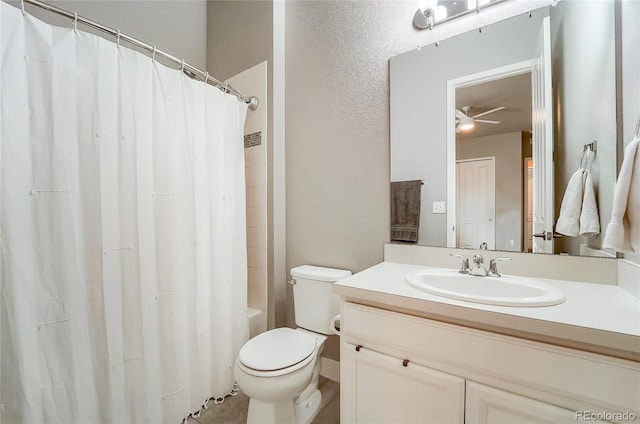 full bath with shower / bath combo, vanity, toilet, and a ceiling fan