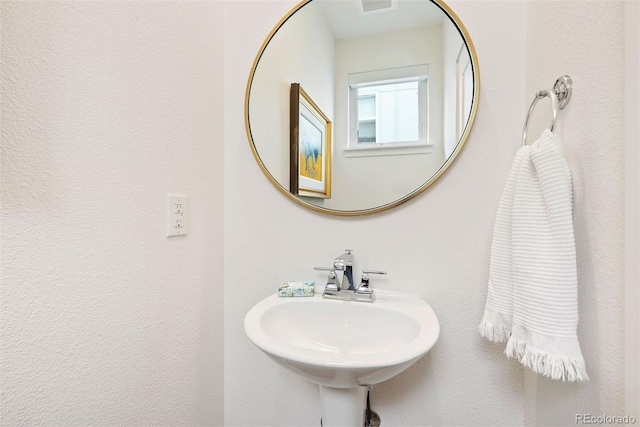 bathroom featuring a sink