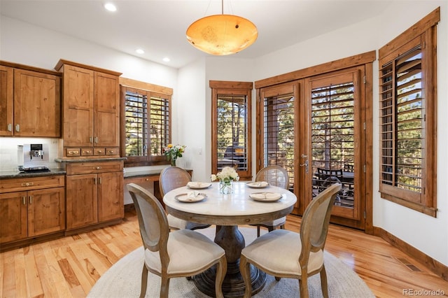 dining space featuring light wood finished floors, baseboards, visible vents, and recessed lighting