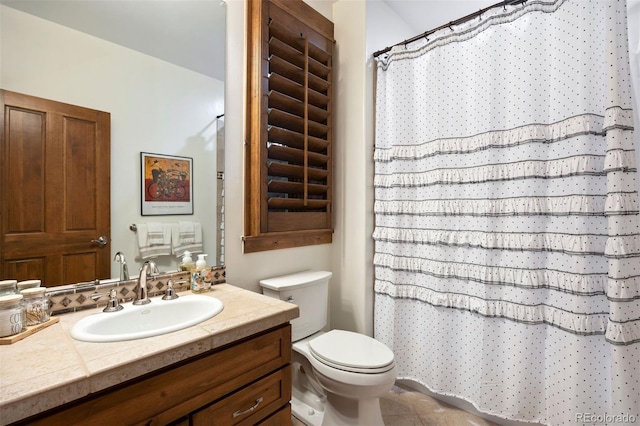 full bathroom featuring curtained shower, vanity, and toilet