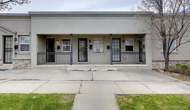 view of front of property featuring covered porch