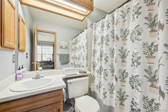 full bathroom featuring a shower with curtain, vanity, and toilet