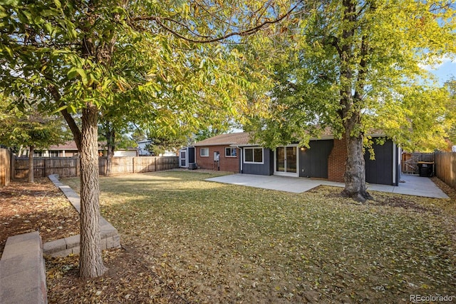 view of yard featuring a patio