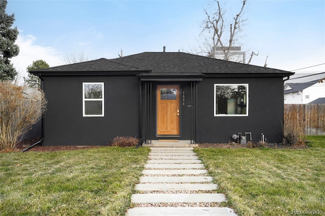 view of front of home featuring a front lawn