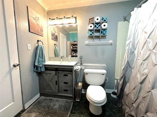 full bathroom featuring a shower with curtain, baseboards, vanity, and toilet