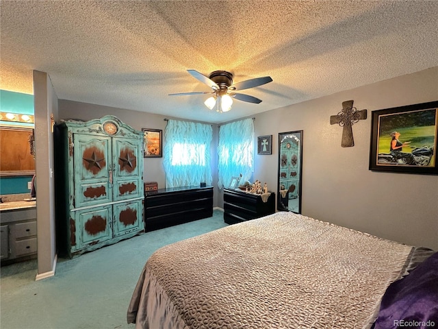 bedroom featuring carpet flooring, a ceiling fan, and a textured ceiling