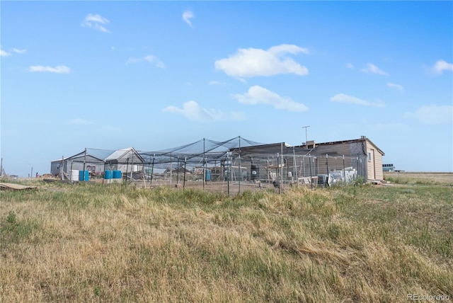 view of yard featuring an outdoor structure