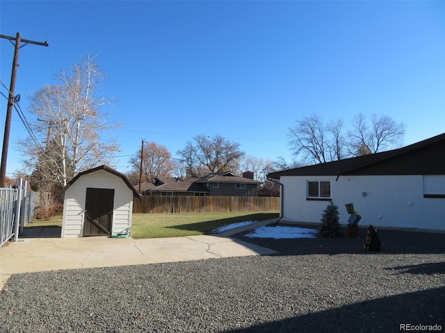 view of yard featuring a storage shed