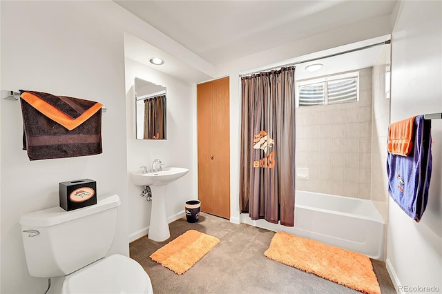 full bath with toilet, baseboards, recessed lighting, and shower / tub combo with curtain