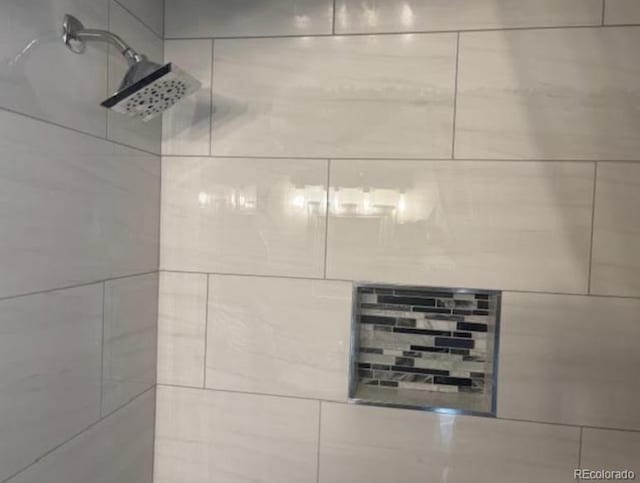 room details featuring tiled shower