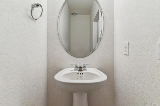 bathroom featuring sink