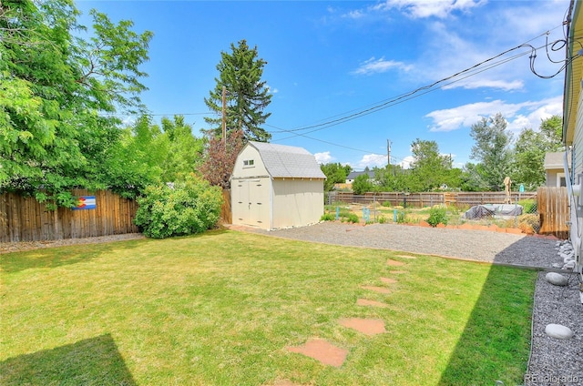 view of yard featuring a storage unit