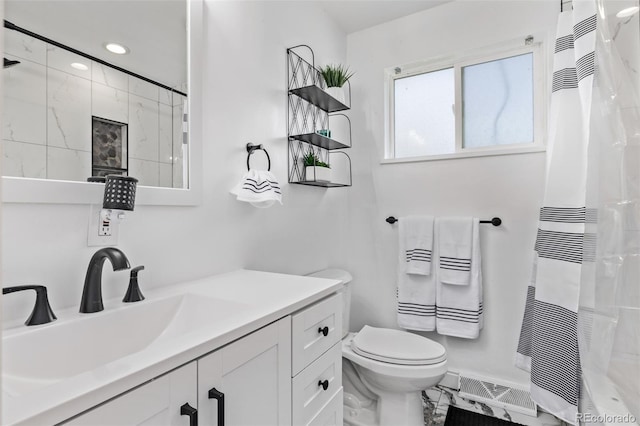 bathroom featuring a shower with shower curtain, vanity, toilet, recessed lighting, and a heating unit