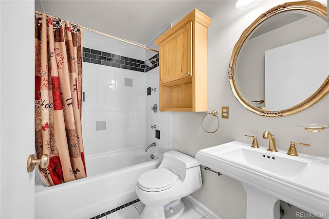 1796 S Yampa Way, Aurora, CO 80017 - full bath featuring toilet, shower / bath combo, a sink, and tile patterned floors