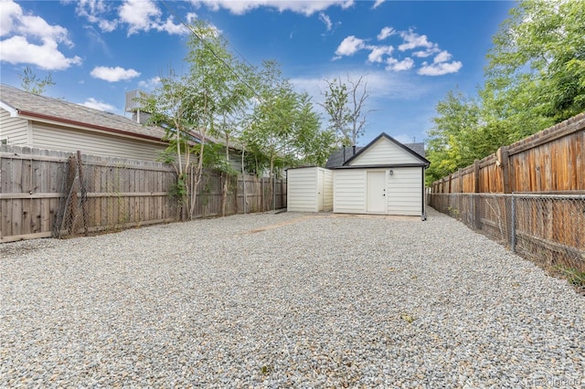 view of yard with a shed