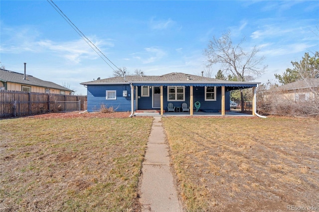 view of front facade featuring fence and a front lawn