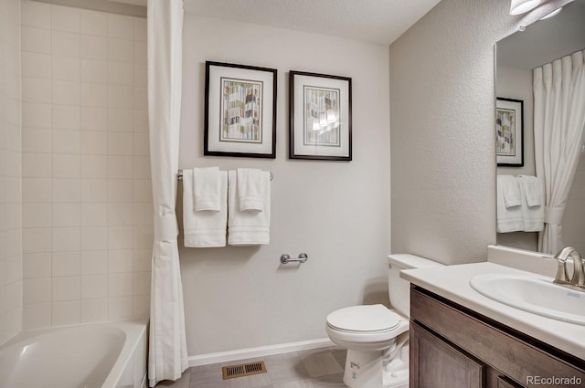 full bath featuring vanity, baseboards, shower / tub combo with curtain, toilet, and visible vents