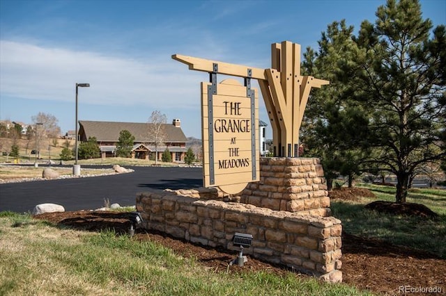 view of community / neighborhood sign