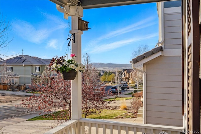 view of yard featuring a mountain view