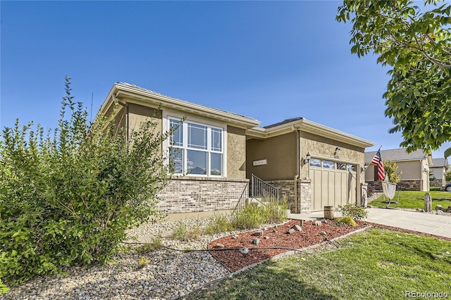 view of front of property featuring a front lawn and a garage