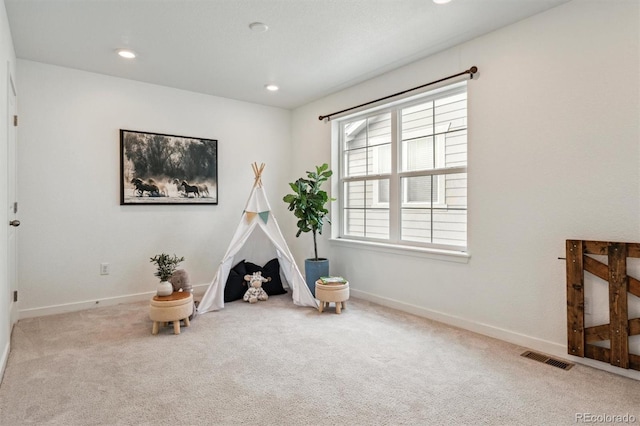 living area with baseboards, visible vents, recessed lighting, and carpet flooring
