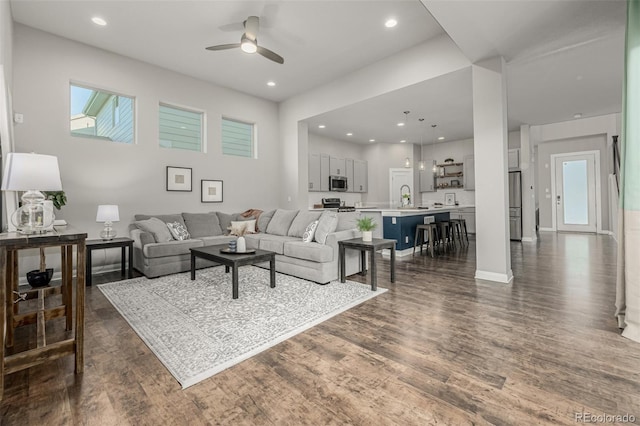 living area featuring a ceiling fan, recessed lighting, dark wood-style flooring, and baseboards