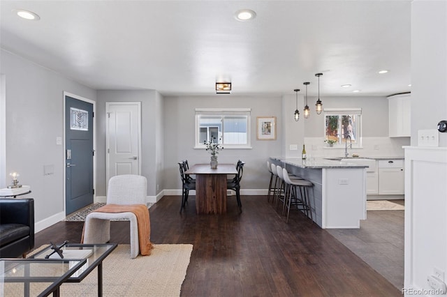 dining area featuring recessed lighting, dark wood-style flooring, and baseboards